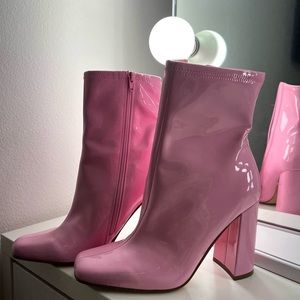 Steve Madden Patent Leather Pink Booties in a size 8.5 💕🎀
